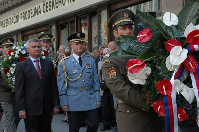 Pětačtyřicáté výročí okupace si položením věnce k pamětní desce připomněl i kancléř prezidenta republiky Vratislav Mynář