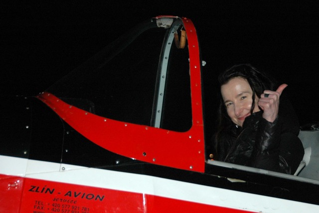 Z jednoho z nich vystoupila britská velvyslankyně Jan Thompson 