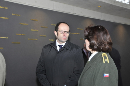 Náměstek Beran a generálka Lenka Šmerdová v ruzyňské jízdárně, která se v pátek 17. listopadu poprvé otevřela návštěvníkům. Právě zde nacisté 17. listopadu 1939 zavraždili devět studentských vůdců