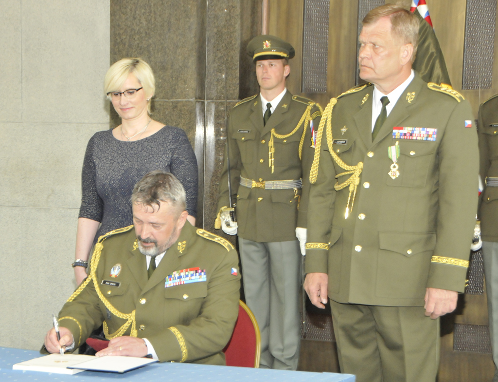 Generálporučík Aleš Opata podepisuje předávací protokol NGŠ AČR