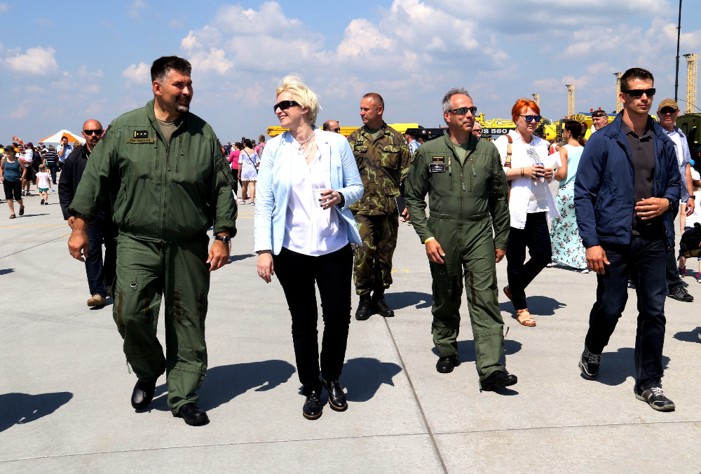 Karla Šlechtová přichází zahájit letové ukázky