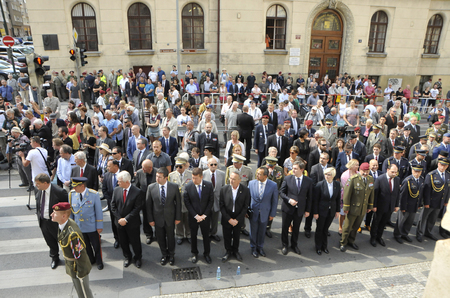 Prostor před chrámem sv. Cyrila a Metoděje byl beznadějně zaplněný