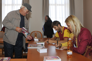 Na fotografii se podepisovala i atletka Nikola Ogrodníková, která je držitelkou stříbrné medaile z mistrovství Evropy 2018 v hodu oštěpem
