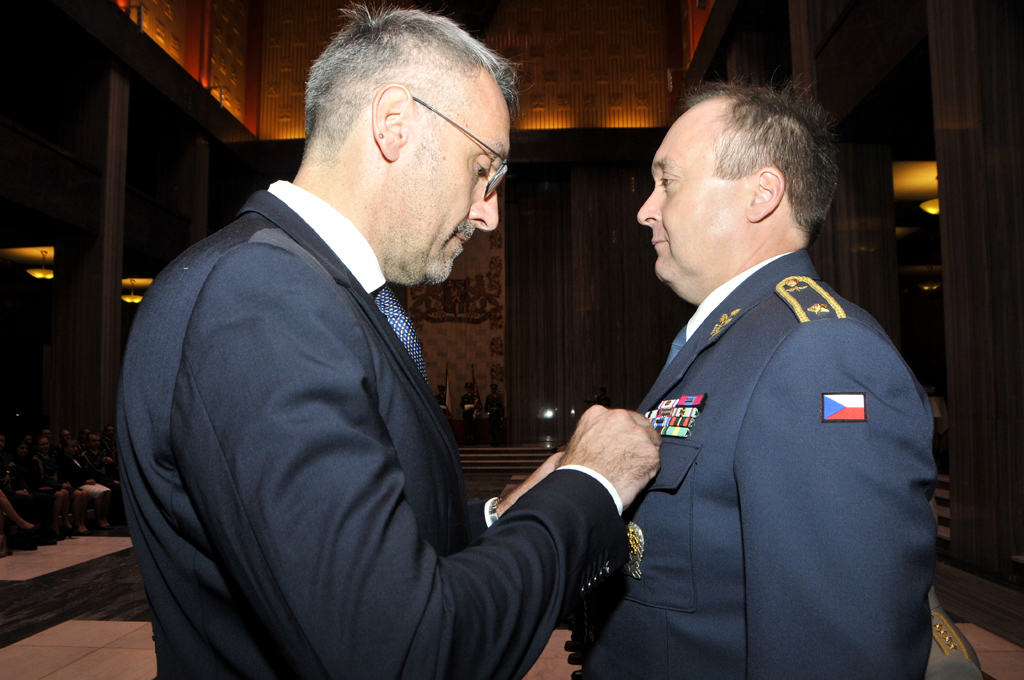 Medaili ministra obrany České republiky Za službu v zahraničí - III. stupně získal také brigádní generál Radek Hasala, který působil jako vojenský asistent předsedy vojenského výboru a byl ředitelem kanceláře předsedy Vojenského výboru NATO
