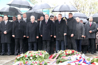Prezidentové Zeman a Kiska sledují pokládání věnců