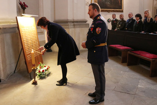  Náměstkyně ministra obrany Alena Netolická zapaluje svíčku u modlitby za mír