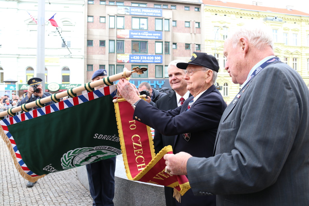  Vnuk generála G. S. Pattona George Patton Waters (uprostřed)předává stuhu na prapor Krajské organizace sdružení válečných veteránů Plzeňského kraje. Vlevo velvyslanec USA v ČR Stephen B. King
