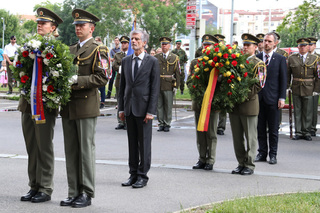 Velvyslanec Slovenské republiky v ČR Peter Weiss u věnce, za ním primátor hl. m. Prahy Zdeněk Hřib