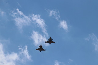 Nad náměstím v Žatci přeletěly 2 letouny JAS-39 Gripen