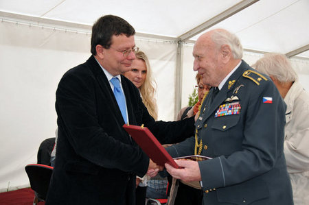Ministr obrany předal svou plaketu druhoválečnému letci generálu Škarvadovi