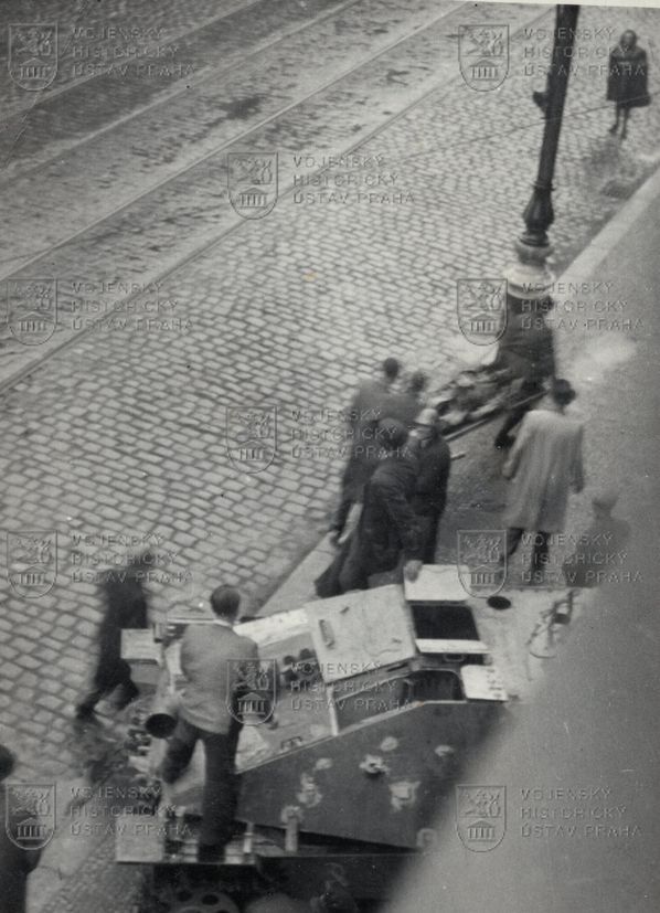 Fotografie - útočné vozy pražských povstalců