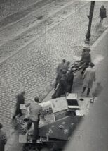 Fotografie - útočné vozy pražských povstalců