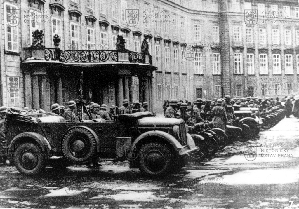 Snímek zachycuje německé jednotky 15. března 1939 před Pražským hradem. 