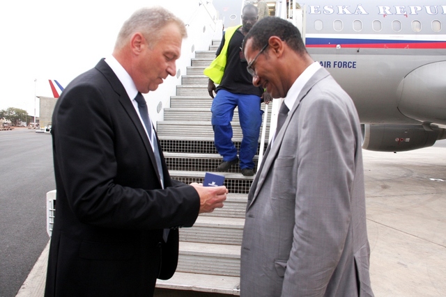 Ministr obrany krátce před odletem poděkoval a ocenil práci českého honorárního konzula v Mali Tiécoura Kane
