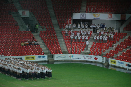 Českou státní hymnu si s Ústřední vojenskou hudbou zpívaly tisíce lidí