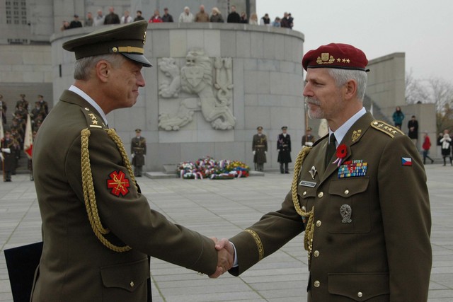 Náčelník GŠ AČR gratuluje neurochirurgovi Vladimíru Benešovi
