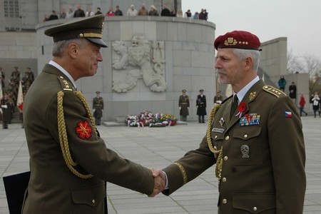 Náčelník GŠ AČR gratuluje neurochirurgovi Vladimíru Benešovi