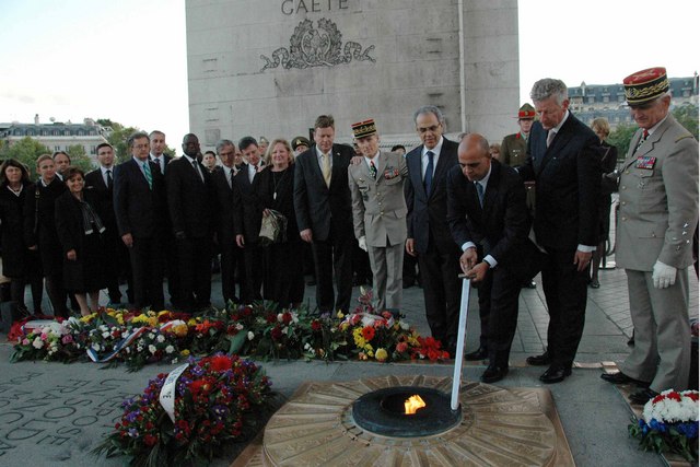 Obřad zapálení věčného plamene u Hrobu neznámého vojína u Vítězného oblouku