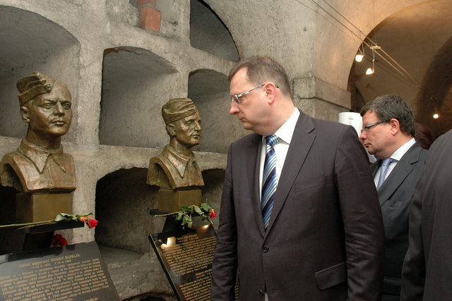 Premiér Petr Nečas a ministr obrany Alexandr Vondra