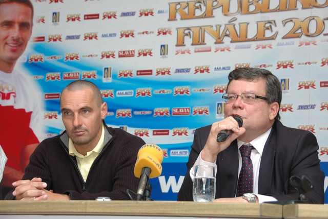 Alexandr Vondra a Roman Šebrle na tiskové konferenci před zahájením finále OVOV