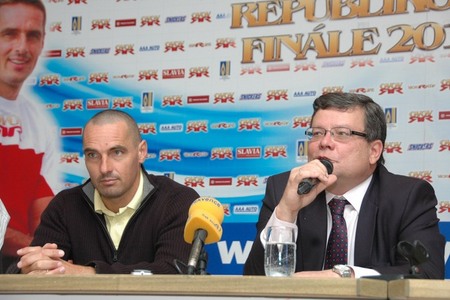 Alexandr Vondra a Roman Šebrle na tiskové konferenci před zahájením finále OVOV