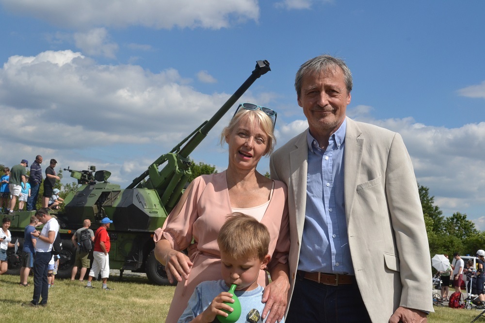 Všechny otce a jejich děti přišel pozdravit ministr obrany Martin Stropnický s rodinou