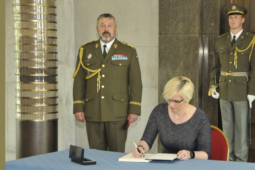 A svůj podpis pod předávací protokol přidává také ministryně obrany Karla Šlechtová