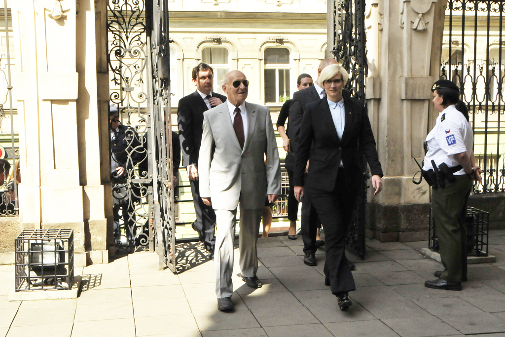 Ministryně obrany Karla Šlechtová vchází do chrámu sv. Cyrila a Metoděje, kde se konala panychida za československé parašutisty