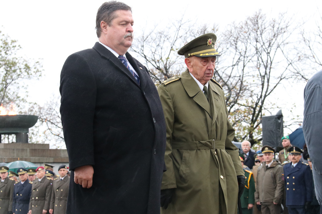 Na Vítkově byl přítomen i brigádní generál v.v. Václav Kuchynka, válečný veterán (vpravo)