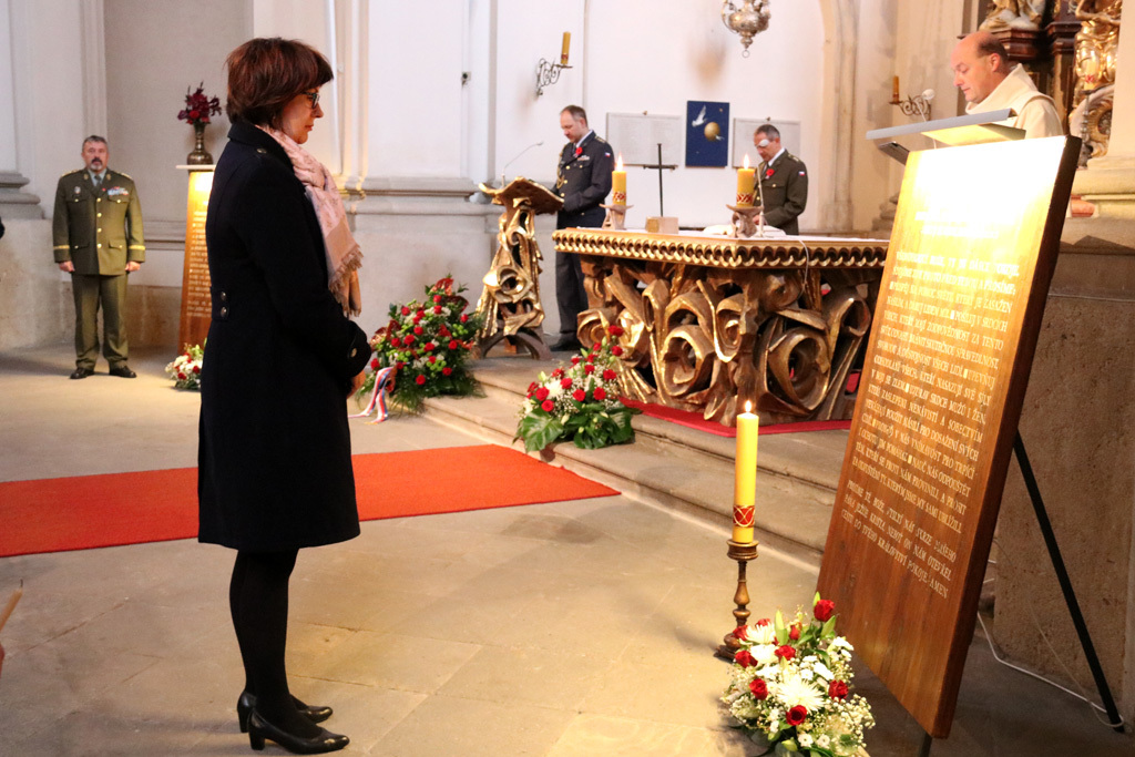 Bohoslužba v kostele sv. Jana Nepomuckého byla výrazem úcty a poděkování vojákům a veteránům