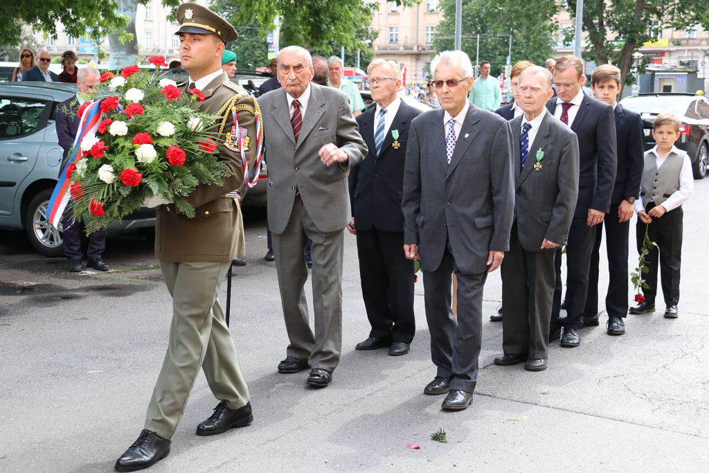 Věnec přinesli také členové Konfederace politických vězňů a rodina