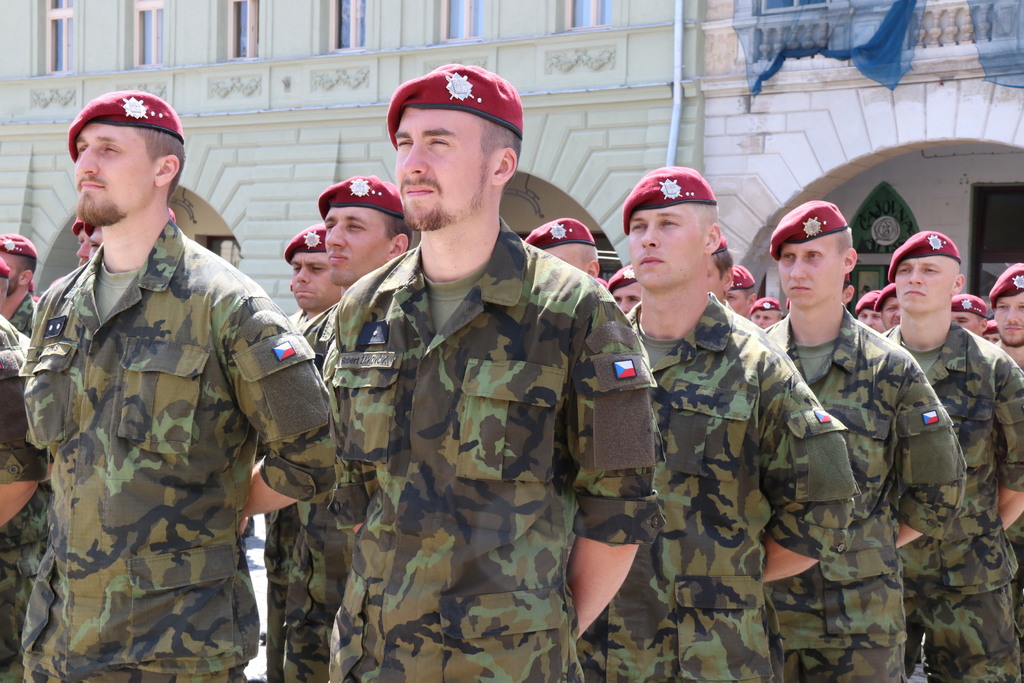 Příslušníci 4. brigády rychlého nasazení při slavnostním nástupu v Žatci