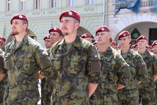 Příslušníci 4. brigády rychlého nasazení při slavnostním nástupu v Žatci