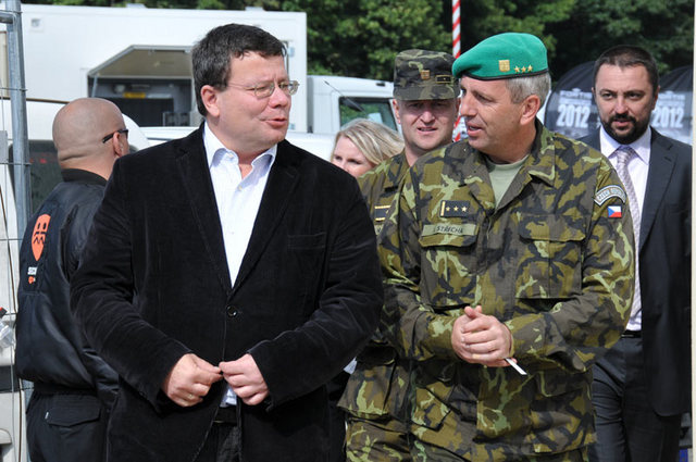 Ministr obrany A. Vondra, generál M.Žižka, plukovník I. Střecha a Z. Pavlačík