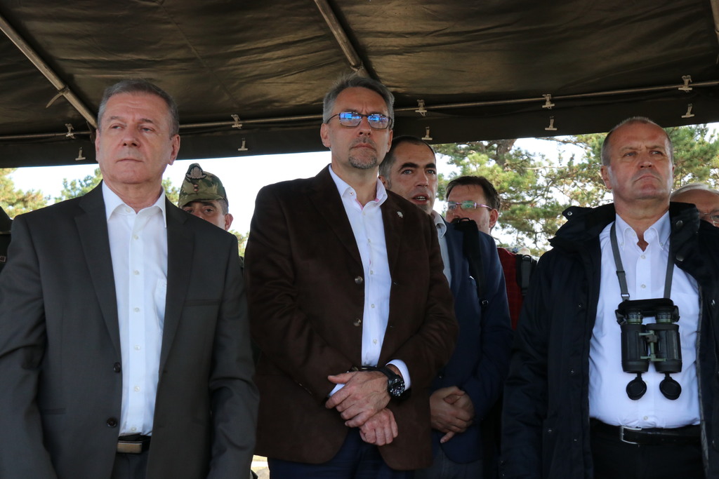 Minstři obrany Maďarska, České republiky a Slovenska při sledování dynamické ukázky