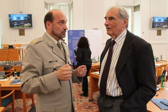 Ředitel Vojenského historického ústavu Aleš Knížek a bývalý ministr zahraničí ČR Jaroslav Šedivý