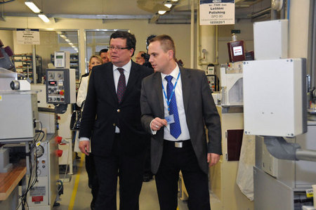 V přerovském závodu MEOPTA si ministr s doprovodem prohlédl část výroby