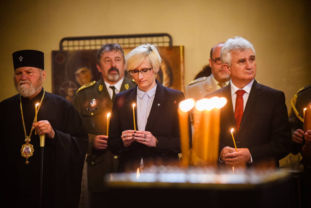 Ministryně obrany Karla Šlechtová a NGŠ generálporučík Aleš Opata při pietním aktu, kdy drželi zapálenou duchovní svíčku