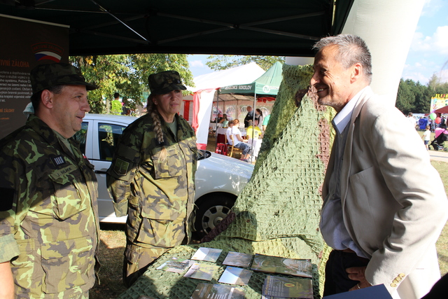 Ministr obrany při rozhovoru s příslušníky z rekrutačního pracoviště Plzeň