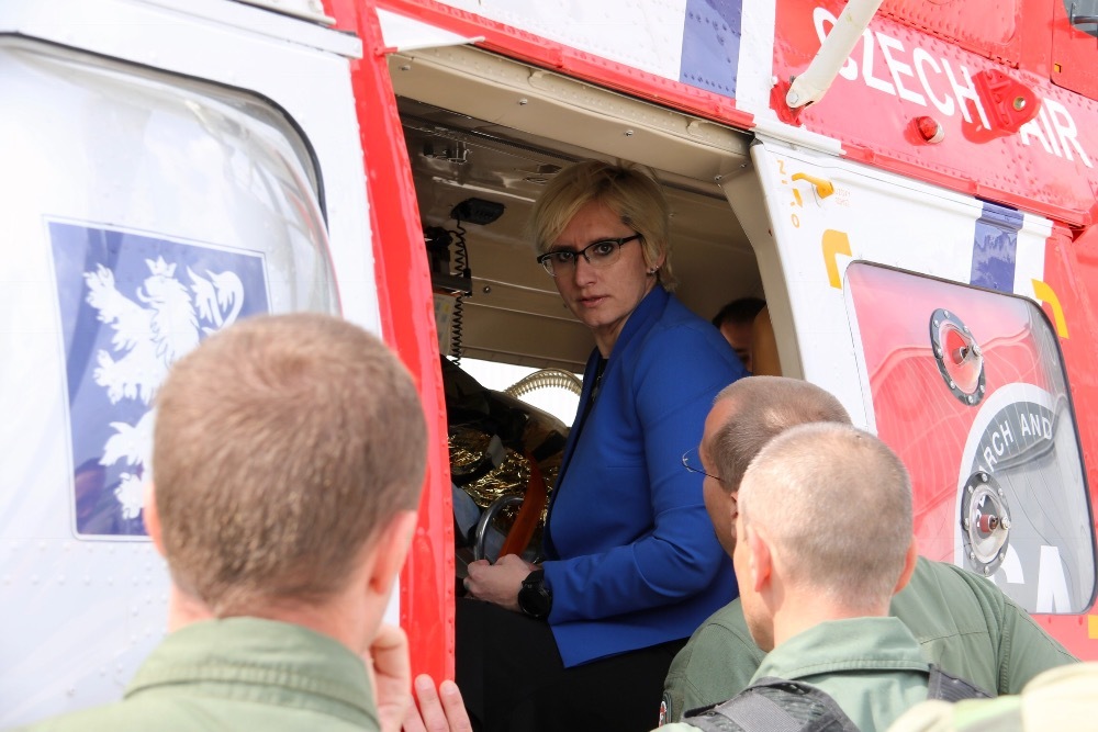 Ministryně obrany Karla Šlechtová při prohlídce vrtulníku W-3A Sokol