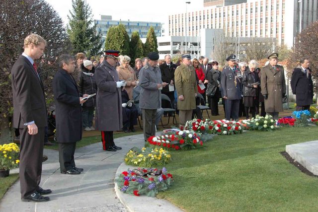 Velvyslanci a vojenští přidělenci před položením věnců k památníku