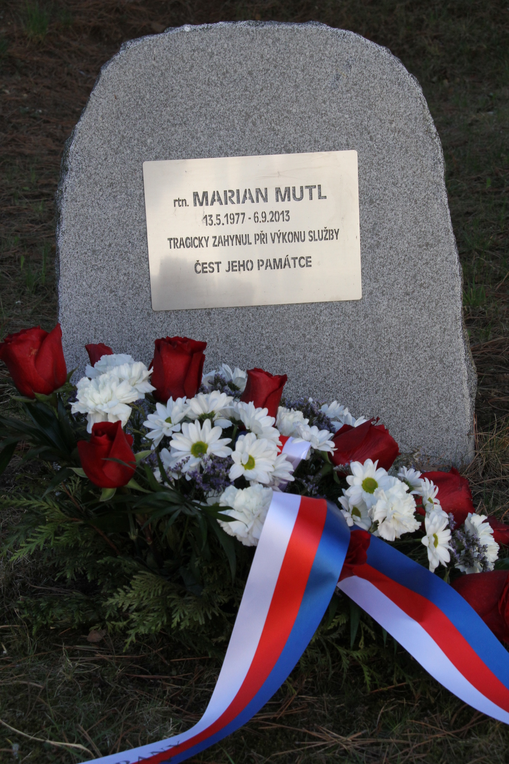 Během návštěvy ministryně obrany položila smuteční kytici k památníku rotného Mariana Mutla