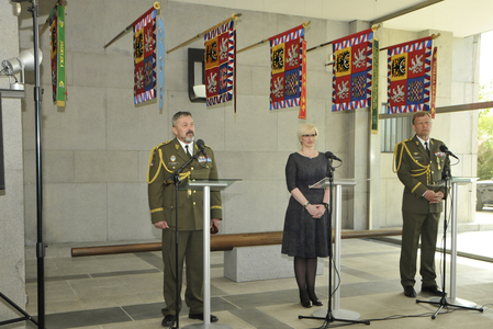 Tisková konference v prosklené foyer Národního památníku Vítkov
