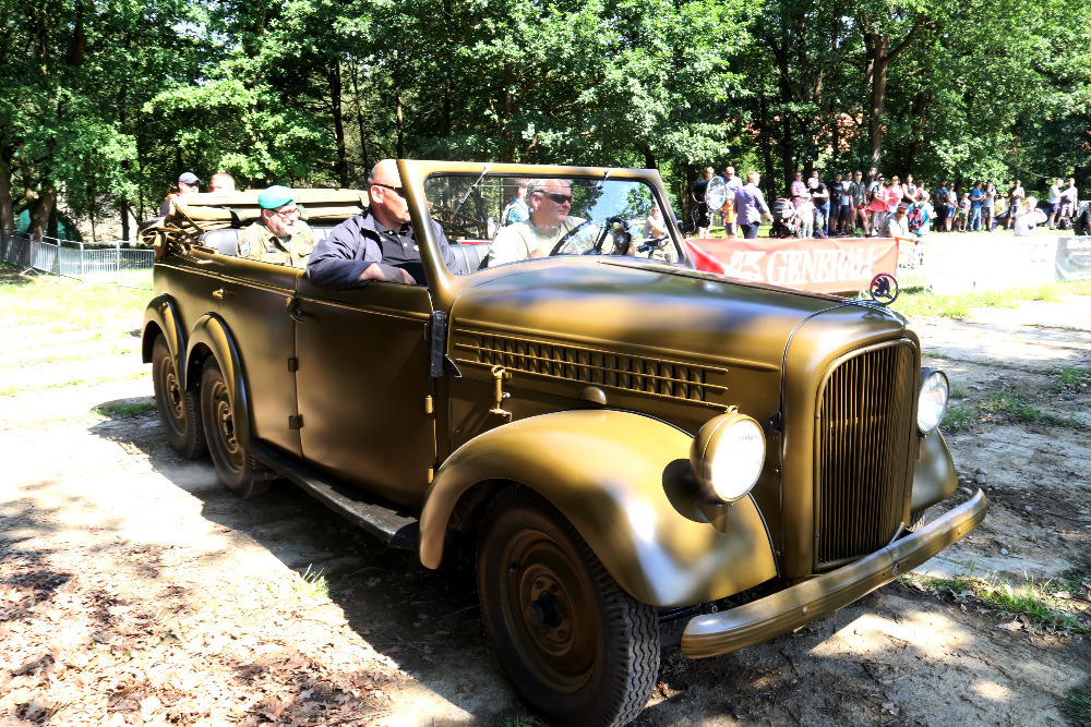 Příjezd v historickém vozidle Škoda 903