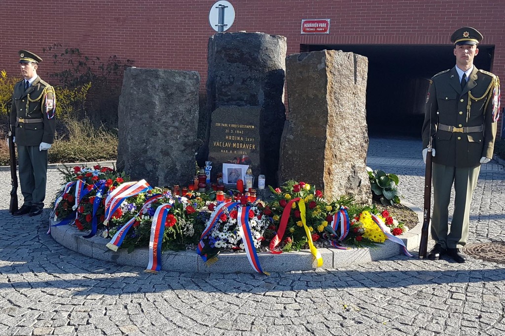 Vzpomínka na štábního kapitána Václava Morávka se uskutečnila u pomníku u Prašného mostu v Praze - Dejvicích.
