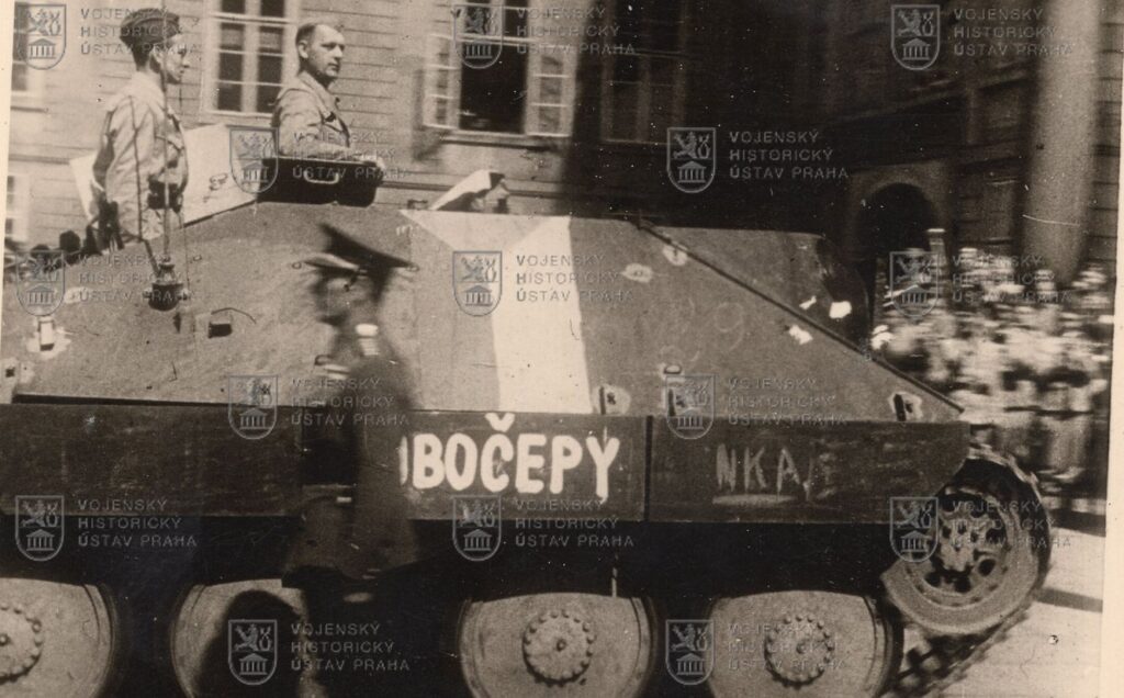 Fotografie - útočné vozy pražských povstalců