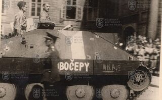 Fotografie - útočné vozy pražských povstalců