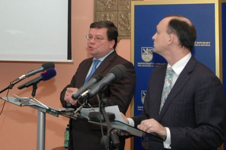 Alexandr Vondra prezentuje výsledky forenzního auditu