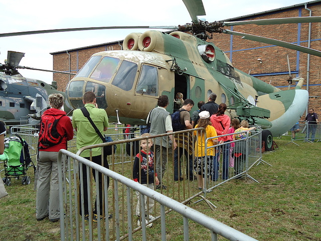 Zájemci o prohlídku vrtulníku Mi-8

