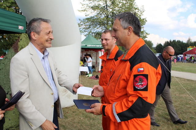 Martin Stropnický ocenil také piloty z 24. základny dopravního letectva působící na letecké záchranné službě v Plzni - Líních